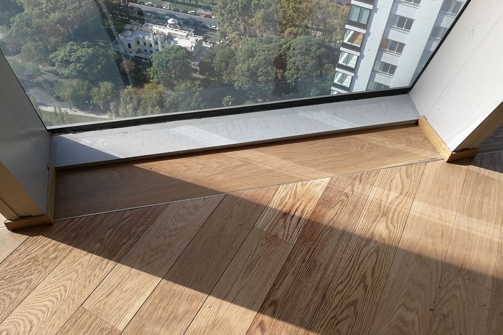 Área común de hotel revestida en madera, con el mismo paño repetido a lo largo del recorrido.